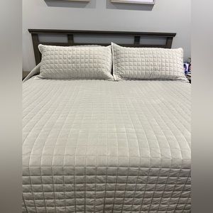 Bedding, two shams and a comforter